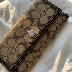 Coach Continental Wallet: Signature Canvas